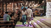 Suasana gerai di food court Pulau D reklamasi atau Pantai Maju di kawasan Jakarta Utara, Rabu (13/2).