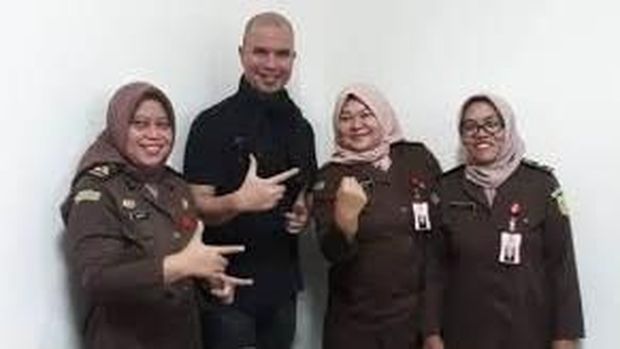 Ramai Jaksa Pose 2 Jari Bareng Ahmad Dhani, TKN: Banyak yang Gampang Geer
