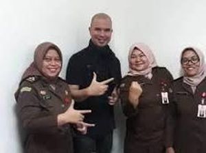 Heboh! Jaksa Pose Dua Jari dengan Ahmad Dhani