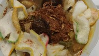Jika suka rasa lebih manis, mintalah lebih banyak kuah semurnya. Diaduk dan dimakan dengan kerupuk rasanya jadi manis gurih. Sedap! Foto: Instagram @ayu15_mtr