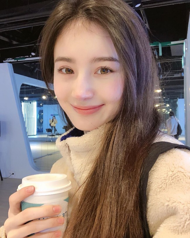 Pada salah satu wawancara, Lana pun menyebutkan bahwa ia mulai belajar bahasa Korea hanya dengan mendengarkan orang Korea berbicara di perpustakaan. Foto: Instagram @23.11