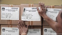 Petugas menata surat suara untuk Pilpres di gudang KPU Jakarta Utara.