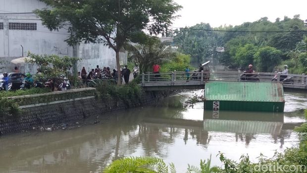 Kontainer nyemplung sungai/