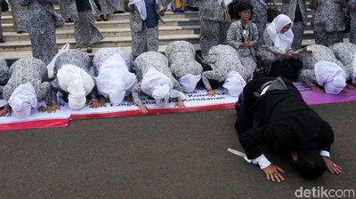 Saat Bidan Sujud Syukur Rayakan Pengesahan UU Kebidanan