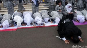 Saat Bidan Sujud Syukur Rayakan Pengesahan UU Kebidanan