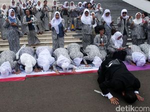 Saat Bidan Sujud Syukur Rayakan Pengesahan UU Kebidanan