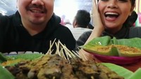 Kolaborasi dengan Magdalena, Carlos dan Magda kulineran ke Payakumbuh. Disana ia mencicip sate dagung dangung yang terkenal. Foto: Instagram @nexcarlos