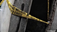 Kamar mandi yang menjadi lokasi bakar diri telah dipasangi garis polisi.
