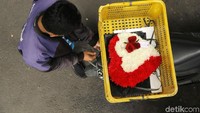 Di pasar tersebut juga menjual bunga mawar yang sudah dihias.
