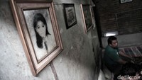 Foto-foto keluarga korban tampak menghiasi dinding rumah. Sementara itu suasana rumah duka sudah ramai oleh pelayat.