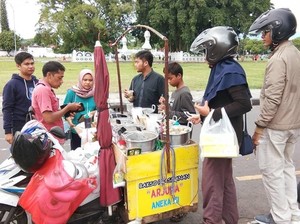 Mantap! Bakso Prasmanan dengan Isian Telur hingga Cumi di Gerobak Motor