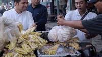 Senyum Emil pun mengembang saat berburu kerupuk di Gresik. Harapan saya, semoga segala pembangunan yang ada di Jatim membawa dampak positif bagi warga, terlebih untuk sektor ekonomi masyarakat, katanya kala itu. Foto: Instagram emildardak
