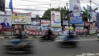 Alat peraga kampanye sejumlah caleg dipasang secara serampangan di salah satu ruas jalanan Ibu Kota Jakarta, seperti terlihat Rabu (13/2/2019).