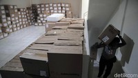 Pekerja mengangkut logistik Pemilu 2019 yang baru tiba di kantor KPU Sunter Agung, Jakarta Utara, Rabu (13/2).