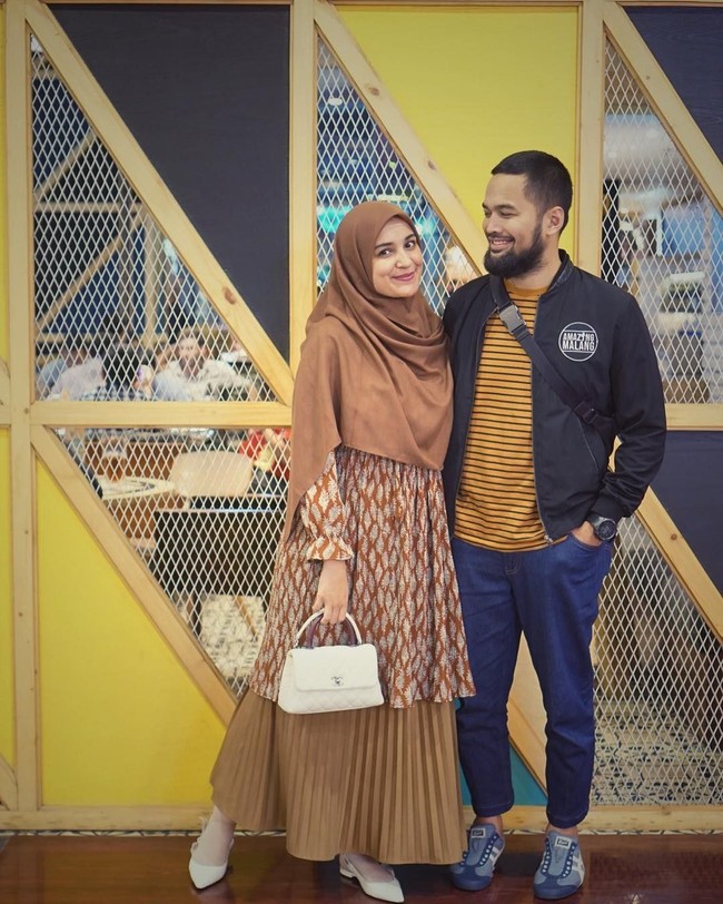 Teuku Wisnu masuk ke dalam jajaran artis yang menggaungkan fenomena hijrah. Sang istri, Shireen Sungkar juga mengubah pakaiannya menjadi syari dan rutin mengikuti kajian bersama suaminya. Foto: Instagram