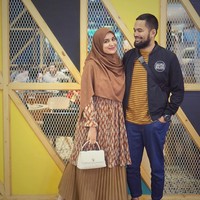 Teuku Wisnu masuk ke dalam jajaran artis yang menggaungkan fenomena hijrah. Sang istri, Shireen Sungkar juga mengubah pakaiannya menjadi syari dan rutin mengikuti kajian bersama suaminya. Foto: Instagram