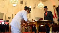 Fachrori Umar menandatangani surat pelantikan menjadi gubernur Jambi.