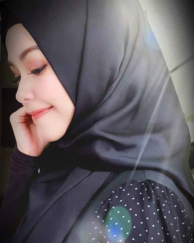 Lama tak terlihat, Metha Yunatria muncul dengan penampilan baru. Di awal Desember 2018, ia memutuskan untuk berhijrah. Foto: Instagram/Methayuna