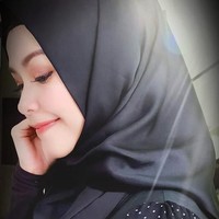 Lama tak terlihat, Metha Yunatria muncul dengan penampilan baru. Di awal Desember 2018, ia memutuskan untuk berhijrah. Foto: Instagram/Methayuna