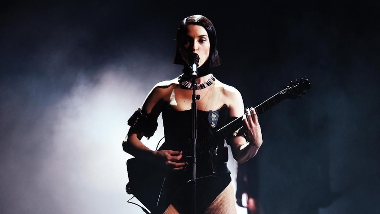St. Vincent Gelorakan Semangat Perempuan di Industri Musik St. Vincent Gelorakan Semangat Perempuan di Industri Musik
