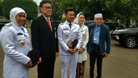 Istri Emil Dardak, Arumi Bachsin nampak hadir menemani sang suami yang akan menjalani pelantikan Gubernur dan Wakil Gubernur Jawa Timur di Istana Negara.