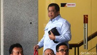 KPK memanggil dua anggota DPR RI terkait kasus dugaan suap ke Wakil Ketua DPR nonaktif Taufik Kurniawan. Salah satunya adalah Djoko Udjianto yang hadir di gedung KPK pada Rabu (13/2/2019).