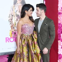 Malam itu, Priyanka memesona dalam balutan gaun Vivienne Westwood dengan rok megar berhiaskan corak floral. Adapun bagian bodice berbentuk hati yang berkilauan dengan bahan payet.  Foto: Getty Images