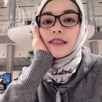 Ia pun mencoba beragam jenis bahan hijab seperti bahan satin yang cocok untuk acara spesial hingga bahan voile yang ringan dan jadi favorit para hijabers. Foto: Instagram/Methayuna