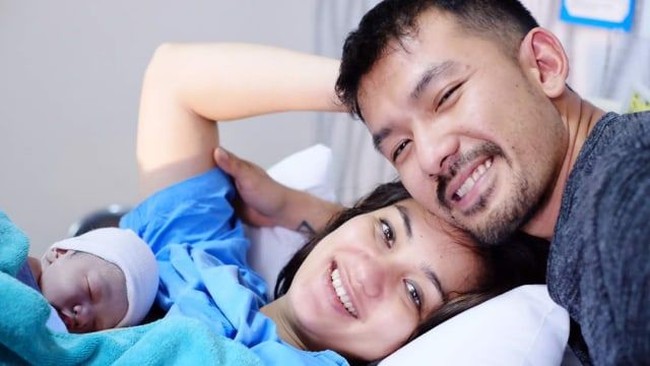 Atiqah Hasiholan tampil cantik tanpa makeup dalam potretnya bersama sang buah hati, Salma, yang baru saja dilahirkannya. Atiqah melahirkan bayi perempuan itu pada 23 Juni 2017. Foto: Dok. Instagram