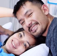 Atiqah Hasiholan tampil cantik tanpa makeup dalam potretnya bersama sang buah hati, Salma, yang baru saja dilahirkannya. Atiqah melahirkan bayi perempuan itu pada 23 Juni 2017. Foto: Dok. Instagram