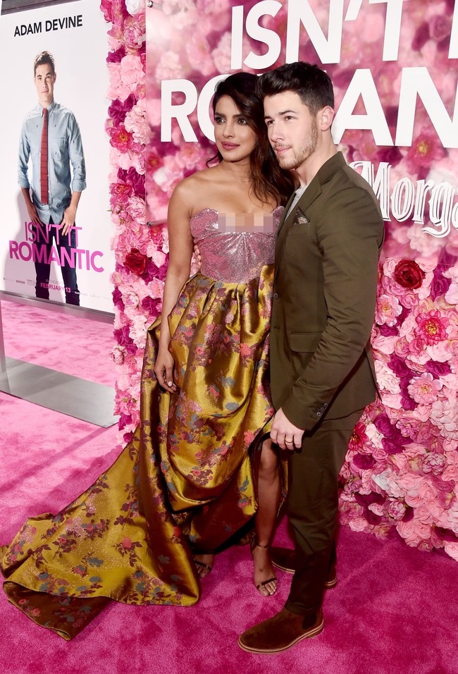 Inilah momen ketika pengantin baru Priyanka Chopra dan Nick Jonas tiba di premiere film Isnt It Romantic? di Los Angeles, California, Amerika Serikat, Senin, (11/2/2019). Ini adalah penampilan perdana mereka di sebuah pemutaran perdana film sejak keduanya melangsungkan pernikahan pada awal Desember 2018. Foto: Getty Images