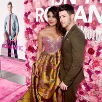 Inilah momen ketika pengantin baru Priyanka Chopra dan Nick Jonas tiba di premiere film Isnt It Romantic? di Los Angeles, California, Amerika Serikat, Senin, (11/2/2019). Ini adalah penampilan perdana mereka di sebuah pemutaran perdana film sejak keduanya melangsungkan pernikahan pada awal Desember 2018. Foto: Getty Images