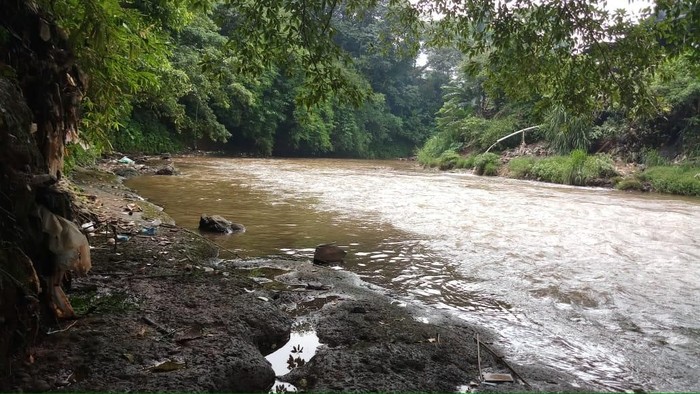Mayat Pria Ditemukan di Kali Ciliwung Lenteng Agung