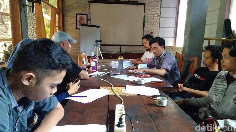 Jumpa pers di Kantor Walhi Yogyakarta soal kandang ayam di Geopark Gunung Sewu (Usman Hadi/detikTravel) Jumpa pers di Kantor Walhi Yogyakarta soal kandang ayam di Geopark Gunung Sewu (Usman Hadi/detikTravel)