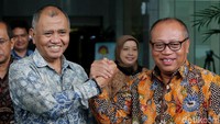 Ketua KPK Agus Rahardjo dengan Dirut BPJS Ketenagakerjaan Agus Susanto memberi keterangan pers usai melakukan penandatanganan Nota Kesepahaman bersama terkait upaya pencegahan di Gedung KPK, Rasuna Said, Kuningan, Jakarta Selatan, Rabu (13/2/2019).