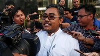 Saat ditanya awak media, Jazilul menegaskan tak tahu ada aliran suap ke Taufik. Ia pun mengaku sudah menjelaskan mekanisme pembahasan anggaran di Banggar kepada penyidik KPK.