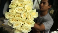 Biasanya harga bunga mawar per ikat Rp 30 ribu. Namun jelang Valentine harga mawar mencapai Rp 50 ribu.