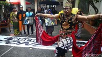 Gatotkaca menari di halaman Posko Tim Kampanye Nasional (TKN) Joko Widodo-Maruf Amin, Selasa (12/2/2019). 