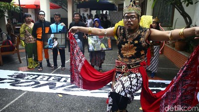 Gatotkaca dan Naruto Datangi Posko TKN Jokowi