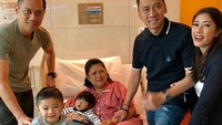 Alhamdulillah, akhirnya saya bisa menjenguk Ibu Ani lagi. Senang sekali rasanya mengetahui bahwa Ibu Ani terus optimistis, serta tetap bersemangat untuk melawan dan mengalahkan kanker darah yang dideritanya, tulis AHY lewat akun Instagram-nya, @agusyudhoyono, seperti dilihat detikcom, Sabtu (9/3/2019).Foto: Instagram