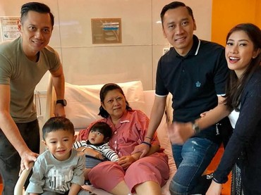 Dukungan Anak dan Cucu Temani Ani Yudhoyono Berobat di 