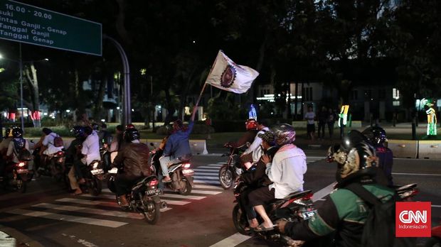 Massa Serikat Pekerja Awak Mobil Tangki (SP AMT) membubarkan diri jelang tengah malam.