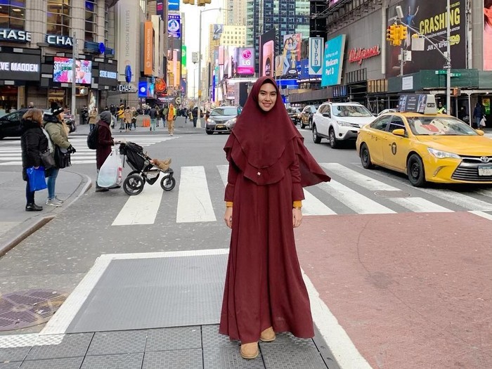 Kartika Putri berlibur pakai hijab syari. Foto: Instagram/KartikaPutriWorld Kartika Putri berlibur pakai hijab syari. Foto: Instagram/KartikaPutriWorld