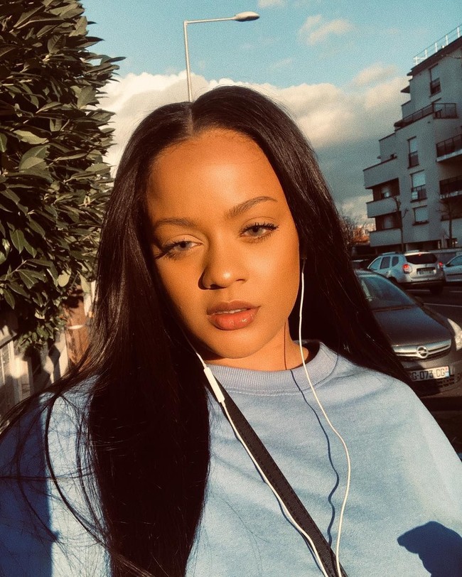 Belakangan banyak orang jadi terkenal karena mirip figur publik. Yna Sertalf pun menjadi penemuan terbaru para netizen di Instagram. Wanita tersebut memang bisa dibilang sangat mirip dengan Rihanna. Foto: Instagram @ynasertalf