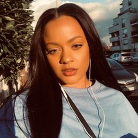 Belakangan banyak orang jadi terkenal karena mirip figur publik. Yna Sertalf pun menjadi penemuan terbaru para netizen di Instagram. Wanita tersebut memang bisa dibilang sangat mirip dengan Rihanna. Foto: Instagram @ynasertalf