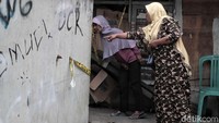 Warga yang penasaran melihat langsung kamar mandi yang menjadi lokasi Mohammad Hasanatan membakar diri.