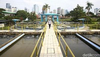 Petugas mengecek instalasi pengolahan air milik PT PAM Lyonese Jaya (PALYJA) di Jalan Penjernihan Tanahabang, Jakarta Pusat, Rabu (13/2/2019).