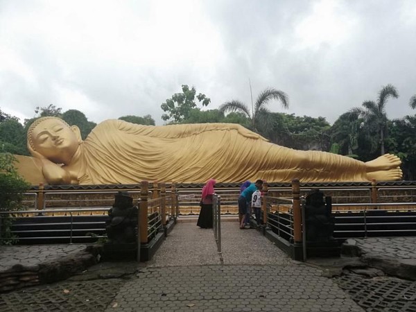 Maha Vihara Mojopahit di Mojokerto mempunyai patung Buddha tidur dengan panjang 22 meter, lebar 6 meter dan tinggi mencapai 4,5 meter. Dengan ukuran ini, patung ini menjadi patung Buddha tidur terbesar ketiga setelah Thailand dan Nepal. (Bayu Fitri Hutami/dTraveler) Maha Vihara Mojopahit di Mojokerto mempunyai patung Buddha tidur dengan panjang 22 meter, lebar 6 meter dan tinggi mencapai 4,5 meter. Dengan ukuran ini, patung ini menjadi patung Buddha tidur terbesar ketiga setelah Thailand dan Nepal. (Bayu Fitri Hutami/dTraveler)