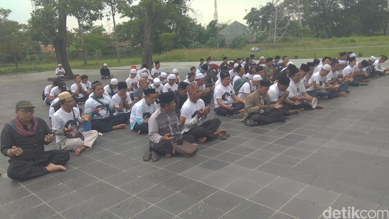 Ziarah ke Makam Pahlawan Karawang, Relawan Doakan Jokowi Menang Ziarah ke Makam Pahlawan Karawang, Relawan Doakan Jokowi Menang