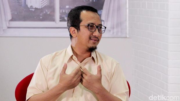 Ustaz Yusuf Mansur while shooting bluntly in the detik.com office